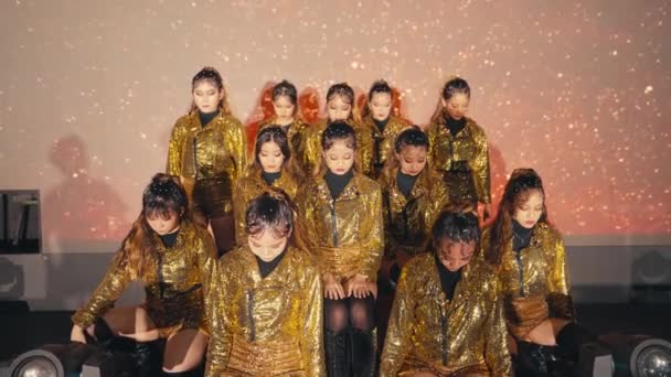 아시아 댄서들 위에서 친구들 손동작으로 — 비디오
