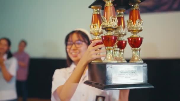 Підліток Середньої Школи Проводить Трофей Після Виграшу Змагань Своїй Школі — стокове відео