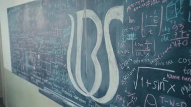 Sınıfta tebeşirli formüllerle dolu bir okul tahtası.