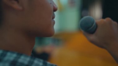 Jüri, okuldaki yarışmacılara duyuru yaparken mikrofona konuşuyor.