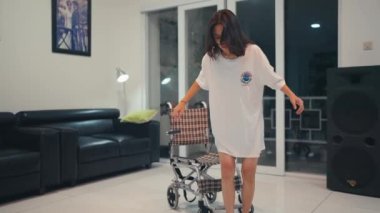 Oturma odasında ayakta durmaya çalışan felçli bir kadın tekerlekli sandalyesinden düştü.