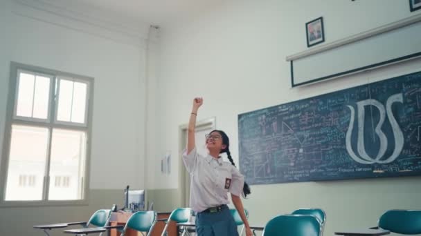 Молодий Студент Танцює Щасливо Між Шкільними Столами Напередодні Закінчення Року — стокове відео