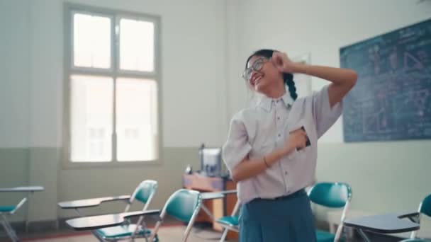 Молодий Студент Танцює Щасливо Між Шкільними Столами Напередодні Закінчення Року — стокове відео