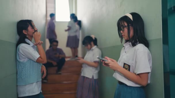 Skupina Středoškolských Teenagerů Čekala Svůj Příchod Pódium Když Soutěž Začala — Stock video