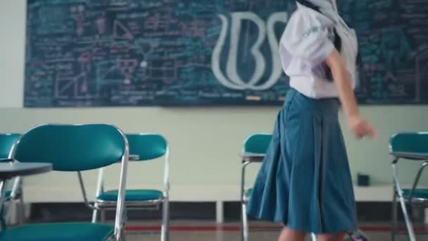 Egy Női Diák Nagyon Boldogan Táncol Osztályteremben Délutáni Szünetben — Stock videók
