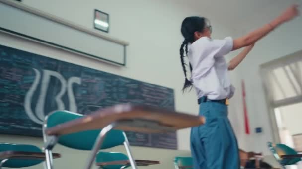 Одна Студентка Дуже Добре Танцює Класі Під Час Перерви Після — стокове відео