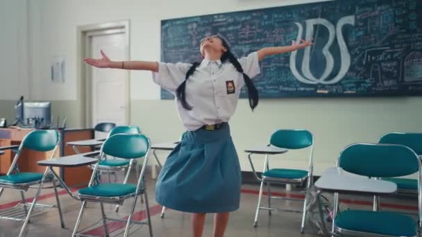 Een Vrouwelijke Student Danst Heel Gelukkig Klas Tijdens Pauze Namiddag — Stockvideo