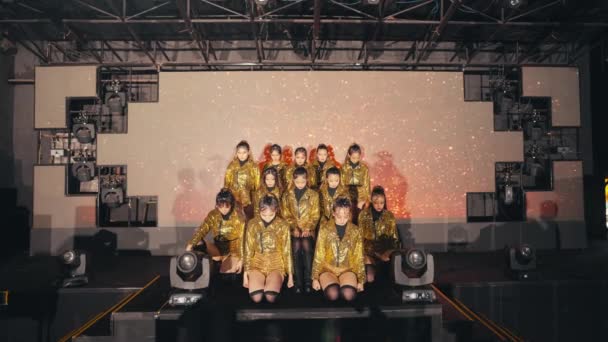 Skupina Asijských Tanečníků Zlatými Kostýmy Jevišti Videohrou Vzadu — Stock video