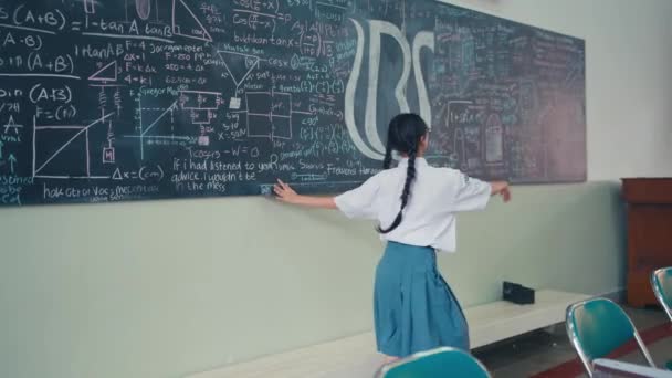 Egy Női Diák Nagyon Boldogan Táncol Osztályteremben Délutáni Szünetben — Stock videók