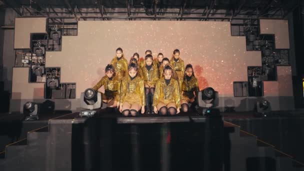 Sahnede Bir Grup Asyalı Dansçı Arkasında Bir Video Treni Olan — Stok video