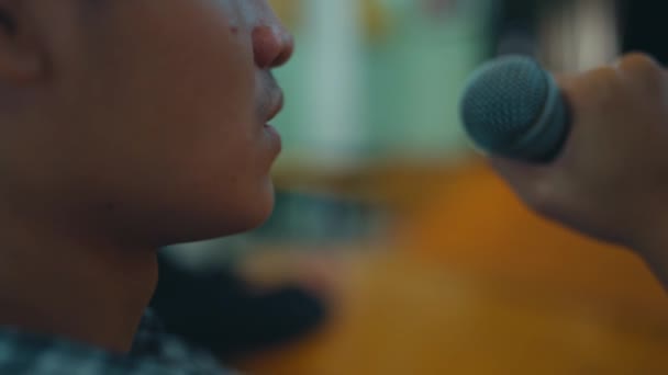 Jüri Okuldaki Yarışmacılara Duyuru Yaparken Mikrofona Konuşuyor — Stok video