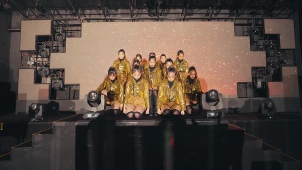 Sahnede Bir Grup Asyalı Dansçı Arkasında Bir Video Treni Olan — Stok video