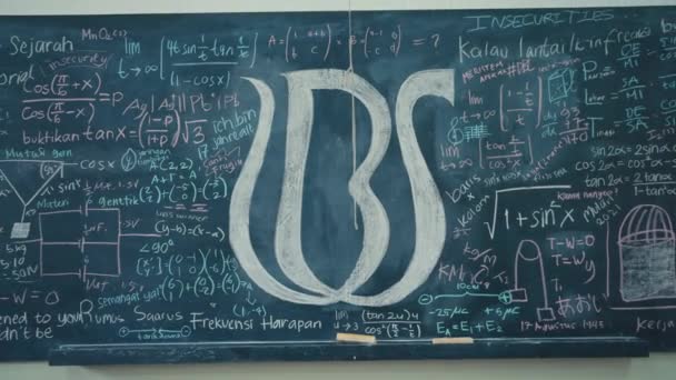 Sınıfta Tebeşirli Formüllerle Dolu Bir Okul Tahtası — Stok video