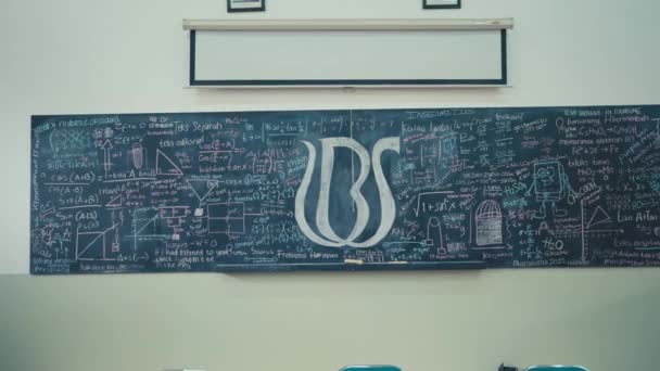 Tableau Noir Scolaire Rempli Formules Crayées Dans Une Salle Classe — Video