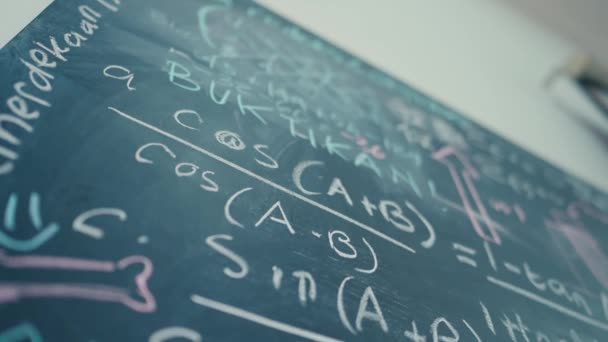 Sınıfta Tebeşirli Formüllerle Dolu Bir Okul Tahtası — Stok video