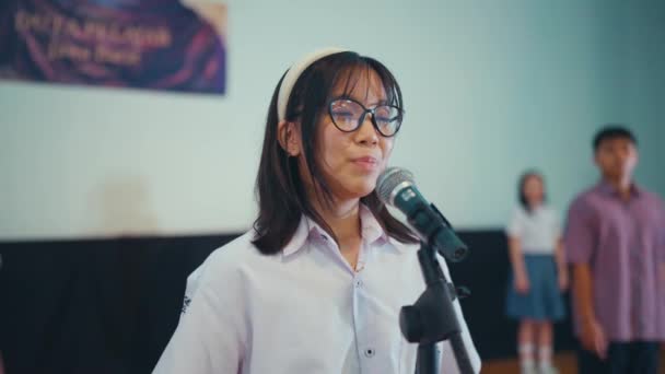 Estudiante Secundaria Recita Poema Frente Los Jueces Mientras Participa Concurso — Vídeo de stock