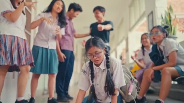 Een Studente Werd Gepest Door Haar Vrienden Gang Van School — Stockvideo