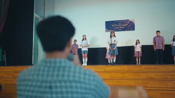 Lycéen Parlait Public Moment Compétition Dans Une École — Video
