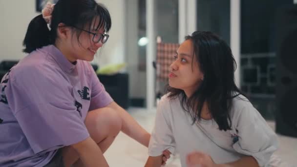 Паралізована Жінка Допомагає Подрузі Навчитися Стояти Своїми Ногами Вітальні — стокове відео