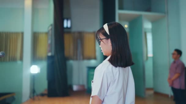 Ein Asiatischer Student Tritt Vor Das Mikrofon Während Eines Wettbewerbs — Stockvideo
