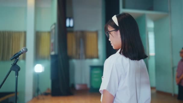 Ein Asiatischer Student Tritt Vor Das Mikrofon Während Eines Wettbewerbs — Stockvideo