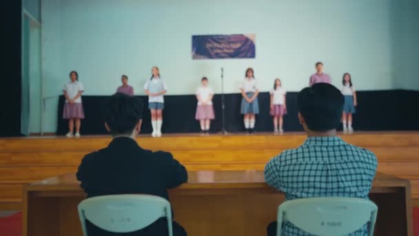 Группа Студентов Стояла Сцене Получили Сообщение Судей Школьном Зале — стоковое видео