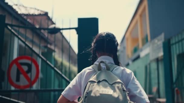 Een Vrouwelijke Student Loopt Schoolpoort Binnen Met Een Droevig Gezicht — Stockvideo
