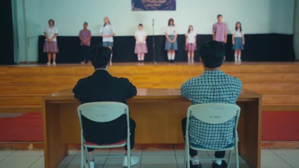 Egy Csapat Diák Állt Színpadon Amikor Megkapták Bejelentést Bíróktól Iskolateremben — Stock videók