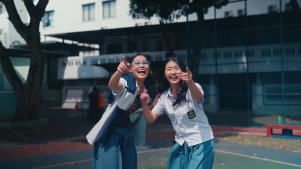 Kvindelige Studerende Griner Deres Ven Der Bliver Mobbet Skolen Løbet – Stock-video