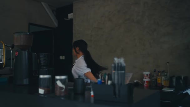 Азиатка Танцующая Счастливо Кухне Работая Кафе — стоковое видео