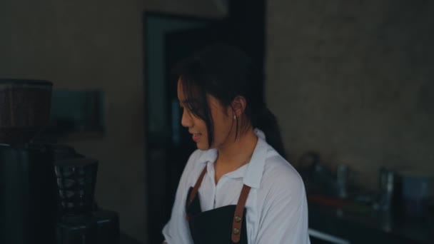 Azjatka Tańcząca Bardzo Szczęśliwie Kuchni Podczas Pracy Kawiarni — Wideo stockowe
