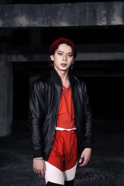 Ásia Homem Vermelho Camisa Preto Jaqueta Posando Com Suas Mãos — Fotografia de Stock