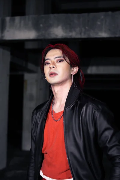 Hombre Asiático Una Camisa Roja Chaqueta Negra Posando Con Sus — Foto de Stock