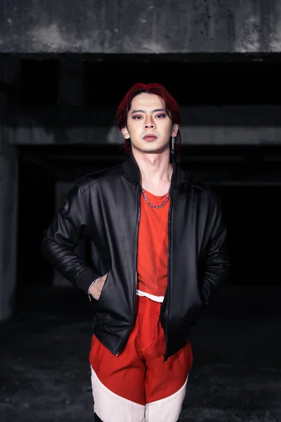 Hombre Asiático Con Una Camisa Roja Pendientes Las Orejas Está — Foto de Stock