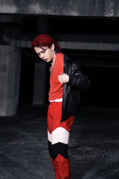 Kızıl Saçlı Siyah Ceketli Asyalı Bir Adam Geceleyin Terk Edilmiş — Stok fotoğraf