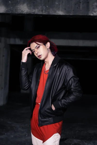Kızıl Saçlı Siyah Ceketli Asyalı Bir Adam Geceleyin Terk Edilmiş — Stok fotoğraf