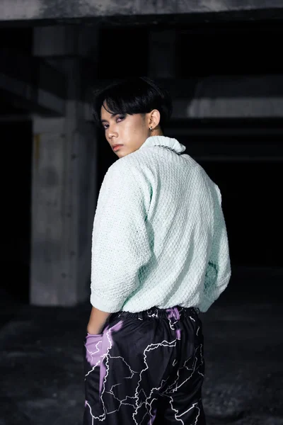 Hombre Asiático Pantalones Negros Con Patrón Rayo Suéter Blanco Encuentra —  Fotos de Stock