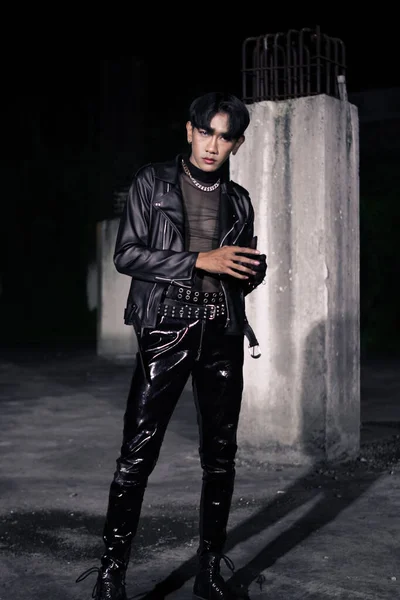 Asijský Muž Černé Kožené Bundě Pózuje Jako Motocyklový Gang Staré — Stock fotografie