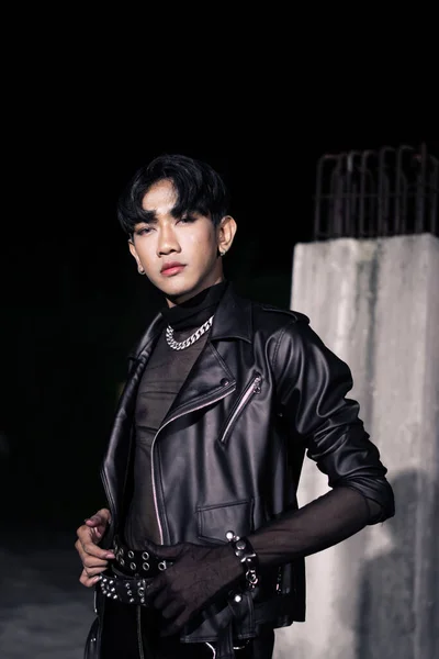 Ein Asiatischer Mann Schwarzer Lederjacke Posiert Wie Eine Motorradgang Einem — Stockfoto
