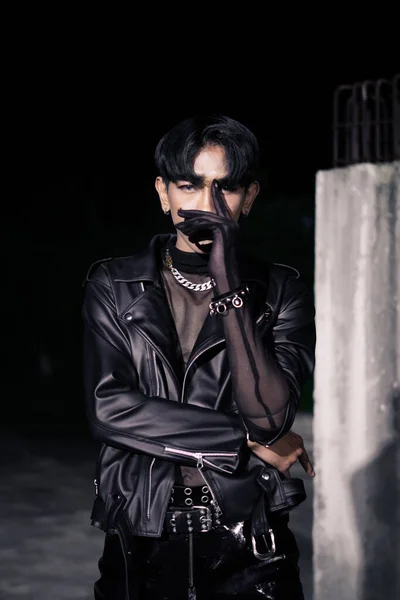 Hombre Asiático Una Chaqueta Cuero Negro Posando Como Una Pandilla — Foto de Stock