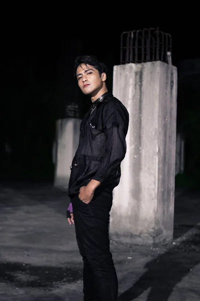 Seorang Pria Asia Berpakaian Semua Dalam Rambut Hitam Dan Hitam — Stok Foto
