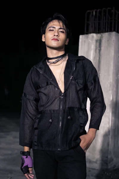 Seorang Pria Asia Berpakaian Semua Dalam Rambut Hitam Dan Hitam — Stok Foto