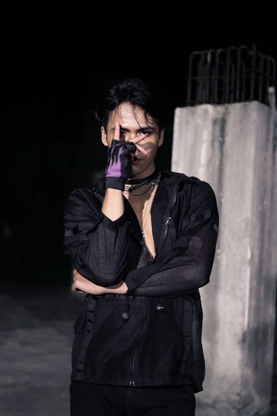Ásia Homem Vestido Todos Preto Preto Cabelo Posando Como Masculino — Fotografia de Stock
