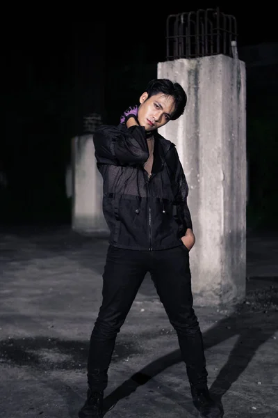 Ein Asiatischer Mann Ganz Schwarz Und Schwarz Gekleidet Posiert Als — Stockfoto