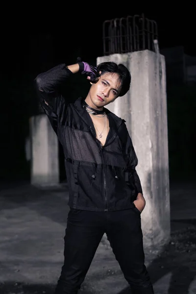 Ein Asiatischer Mann Ganz Schwarz Und Schwarz Gekleidet Posiert Als — Stockfoto