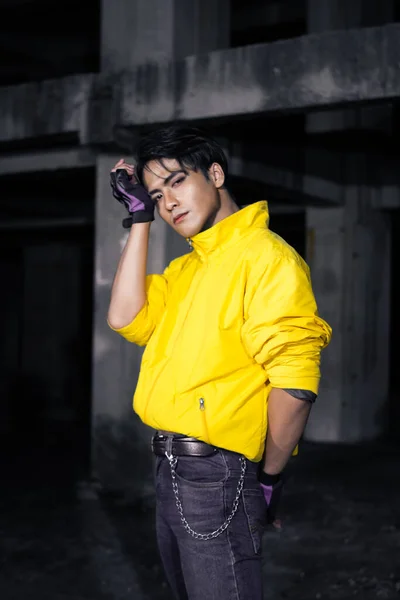 Hombre Asiático Con Pelo Negro Elegante Usando Una Chaqueta Amarilla — Foto de Stock