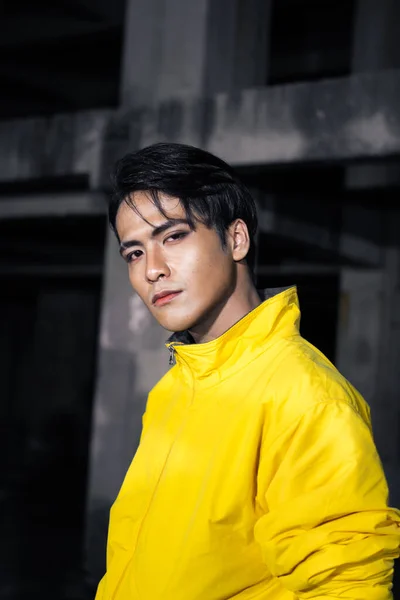 Homem Asiático Com Cabelo Preto Elegante Vestindo Uma Jaqueta Amarela — Fotografia de Stock