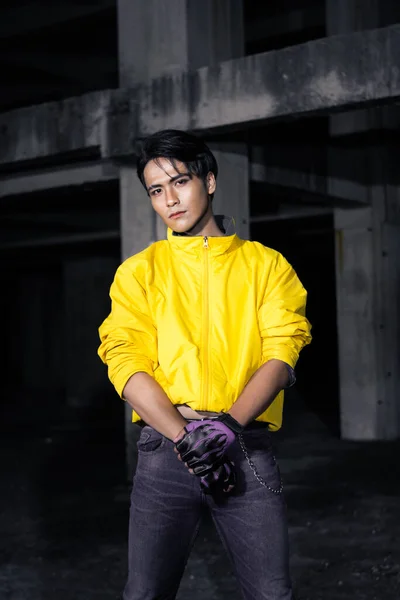 Hombre Asiático Con Pelo Negro Elegante Usando Una Chaqueta Amarilla — Foto de Stock