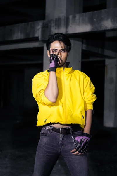 Hombre Asiático Con Una Chaqueta Amarilla Pelo Negro Posando Muy —  Fotos de Stock
