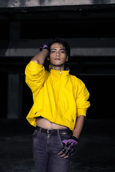 Hombre Asiático Con Una Chaqueta Amarilla Pelo Negro Posando Muy — Foto de Stock